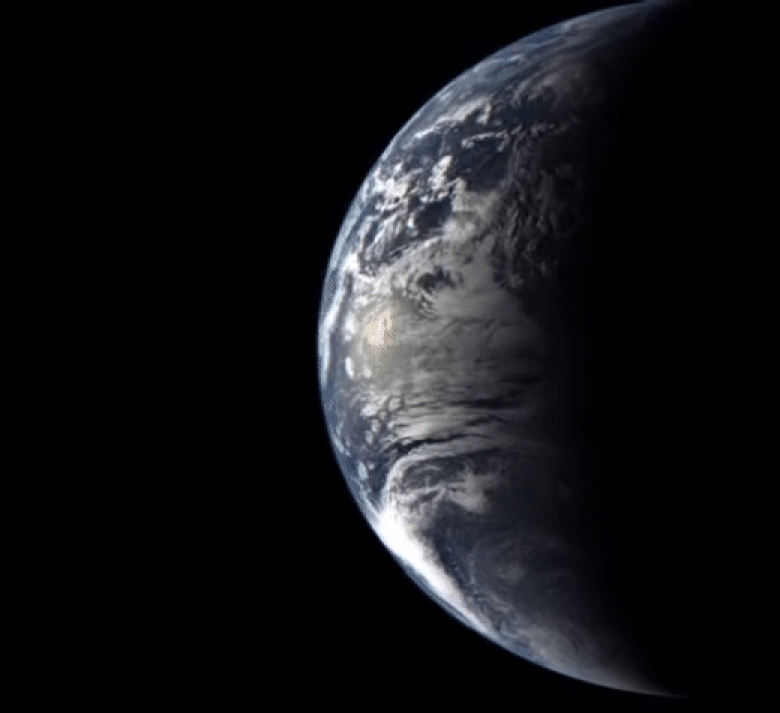 Этот вид Земли предоставлен нам космическим аппаратом NASA MESSENGER, которому пришлось совершить облеты Земли и Венеры, чтобы сбросить достаточно энергии для достижения конечной цели: Меркурия. Несколько сотен изображений, сделанных широкоугольной камерой в системе визуализации Меркурия (MDIS) аппарата MESSENGER, были смонтированы в фильм, документирующий вид с MESSENGER при его удалении от Земли. Земля, сплюснутый сфероид, вращается примерно один раз каждые 24 часа вокруг своей оси и движется в пространстве по эллиптической орбите вокруг нашего Солнца. Источник: NASA/MESSENGER